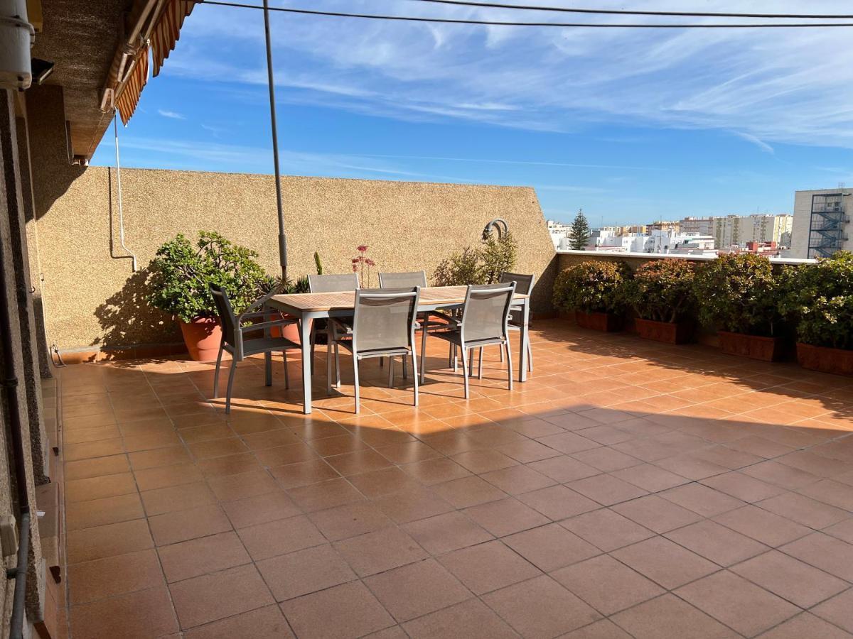Atico Primera Linea De Playa. Apartamento Cádiz
